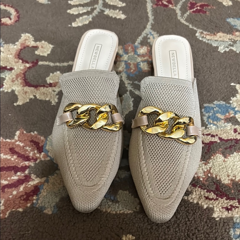 Comfortable Elegant New Bella 8.5 Women's beige Mules with Gold Chain